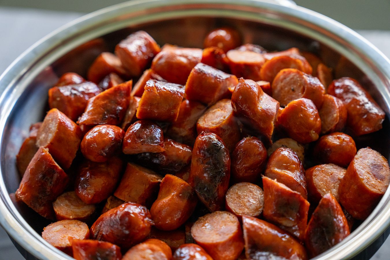 A bowl of sliced charcoal-grilled sausage